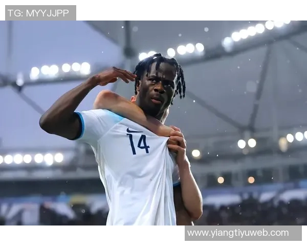 英格兰队今日训练迎来U20小将莱西塞缪尔坎贝尔强势加盟